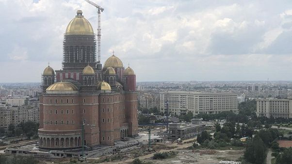 Die Kathedrale der Erlösung des rumänischen Volkes ist ein im Bau befindliches Kirchengebäude der Rumänisch-Orthodoxen Kirche in Bukarest. Die Kathedrale der Erlösung des rumänischen Volkes ist ein im Bau befindliches Kirchengebäude der Rumänisch-Orthodoxen Kirche in Bukarest.