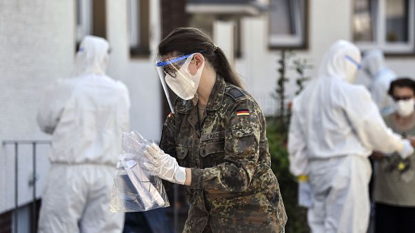 El personal médico y los miembros del Ejército alemán hacen pruebas de COVID-19 a los empleados de Tönnies y sus familias que están en cuarentena en Alemania. El personal médico y los miembros del Ejército alemán hacen pruebas de COVID-19 a los empleados de Tönnies y sus familias que están en cuarentena en Alemania.