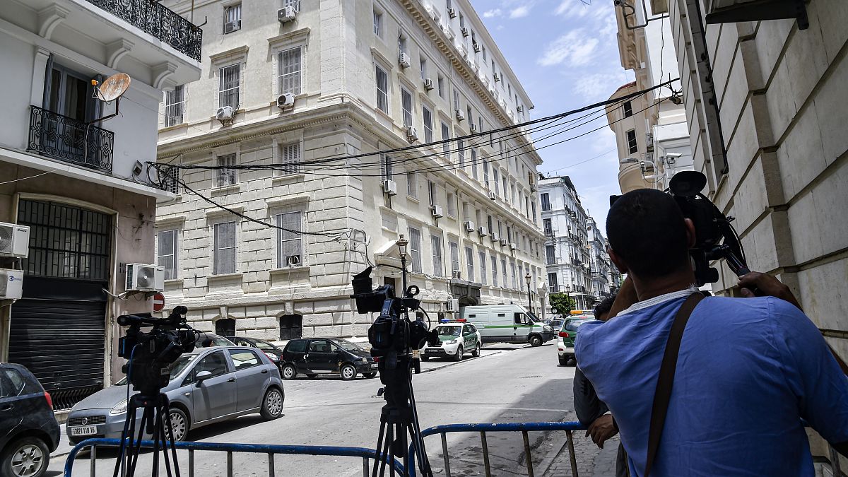 الجزائر: أحكام قاسية تتعلق بقضايا فساد وتبييض أموال واستغلال النفوذ لمقربين من النظام السابق