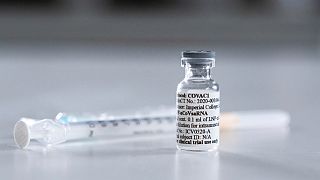 İngiltere'de Covid-19'a karşı üretilen bir aşı ilk kez insan üzerinde denendi