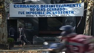 Un cartel anuncia el cierre definitivo de un establecimiento comercial en Buenos Aires