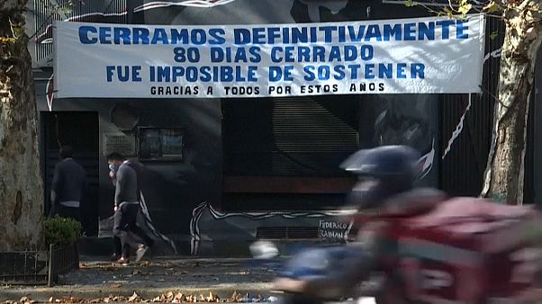 Un cartel anuncia el cierre definitivo de un establecimiento comercial en Buenos Aires Un cartel anuncia el cierre definitivo de un establecimiento comercial en Buenos Aires