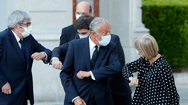 Presidente da Assembleia da República, Presidente de Portugal e membros do governo cumprimentam-se Presidente da Assembleia da República, Presidente de Portugal e membros do governo cumprimentam-se