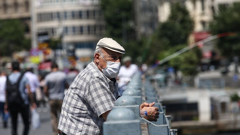 65 yaş ve üzerindekiler, izin belgesi alarak turizm amaçlı seyahat yapabilecek
