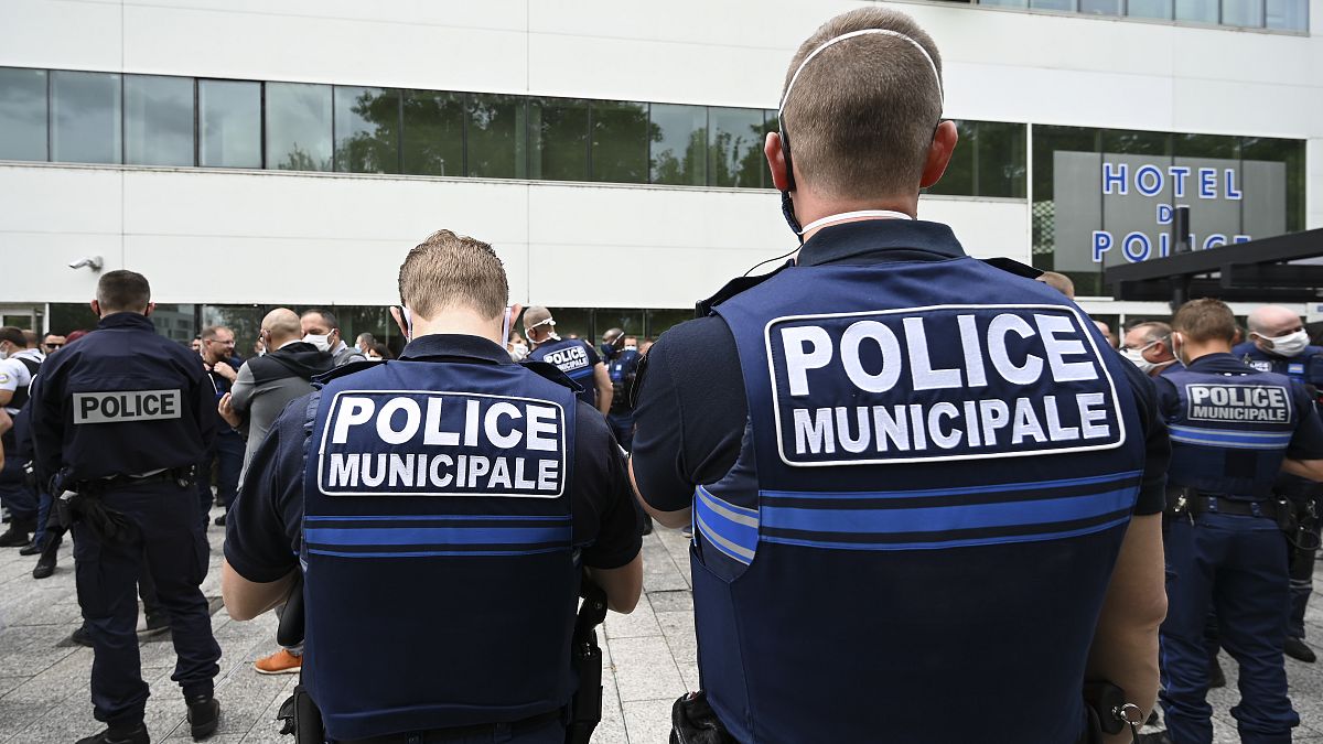 Fransa'da polisler hapis cezasına çarptırılan meslektaşları için cop bırakma eylemi yaptı