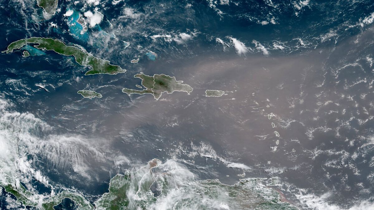 Imagen de satélite de la nube de polvo "Godzilla" entrando en el Caribe