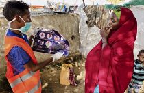 عامل في قطاع الصحي يعطي إرشادات طبية لإمراة صومالية بخصوص كورونا 