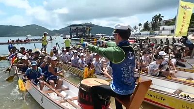 انطلاق مهرجان قوارب التنين في هونغ كونغ