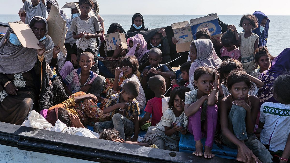Endonezya açıklarında kurtarılan Arakanlı Müslüman sığınmacılar