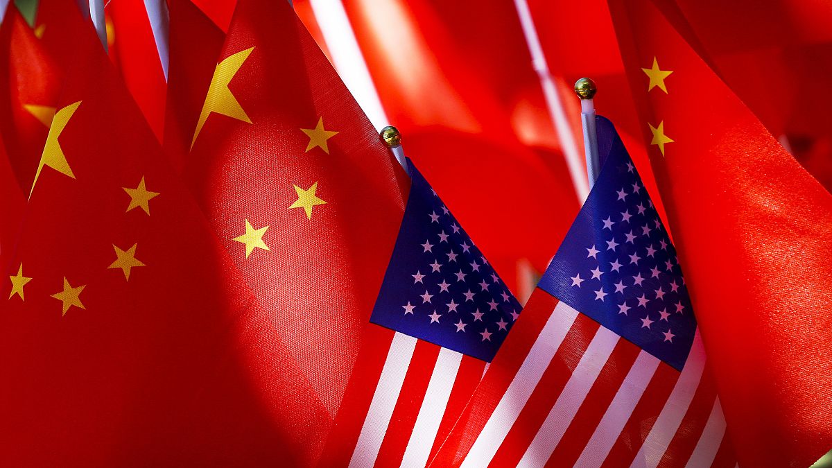 Çin ve ABD bayrakları 