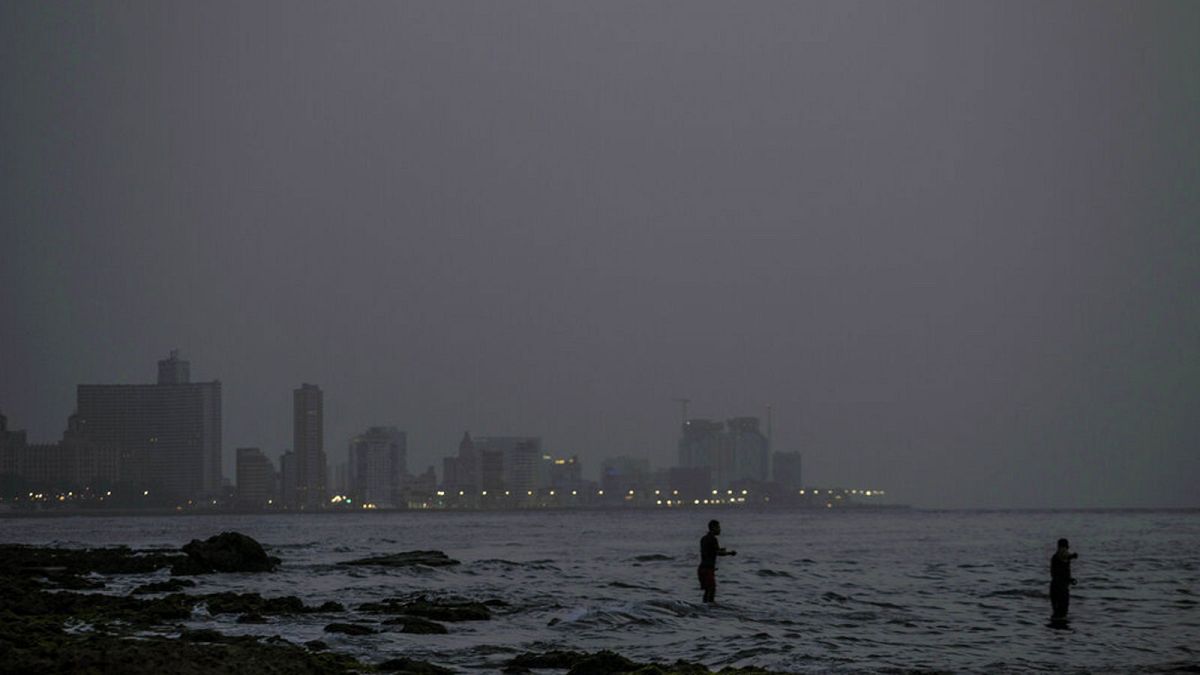 Un pécheur sur une plage de la Havane à Cuba, en plein jour (!!!), le 24 juin. 
