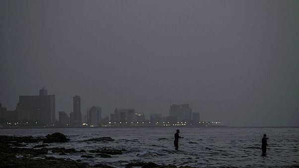 Un pécheur sur une plage de la Havane à Cuba, en plein jour (!!!), le 24 juin. Un pécheur sur une plage de la Havane à Cuba, en plein jour (!!!), le 24 juin.