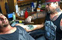 Ingyen tüntetik el a rasszista jelképeket az amerikai tetoválók 