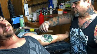 Ingyen tüntetik el a rasszista jelképeket az amerikai tetoválók