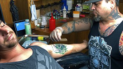 Ingyen tüntetik el a rasszista jelképeket az amerikai tetoválók 