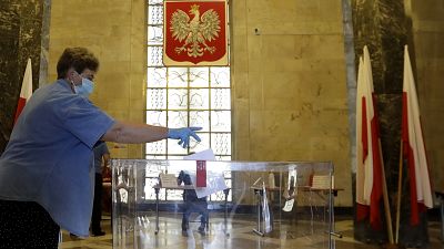 Polonia, exit poll: Duda in testa con il 41,8%, Trzaskowski al 30,4%