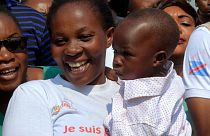 بیماران ابولایی درمان شده در کنگو با تی‌شرتی که روی آن نوشته شده: «من درمان شدم».