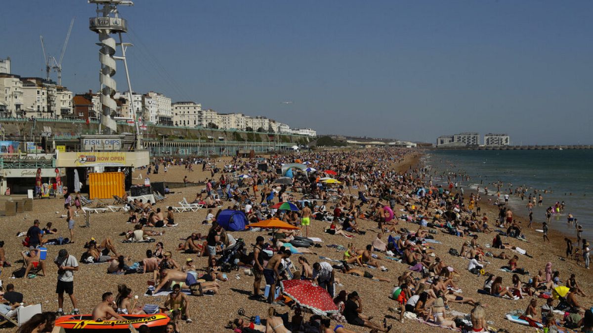 Sorban sértik meg a járványügyi előírásokat a brit strandolók