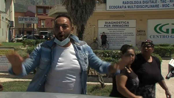Mondragone, il focolaio della rabbia tra italiani e rom Mondragone, il focolaio della rabbia tra italiani e rom