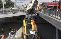 حادث سقوط حافلة من عبى جسر في بولندا