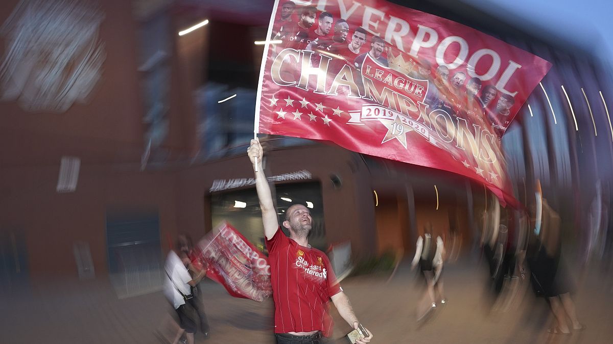 Liverpool-Fan feiert mit Flagge.