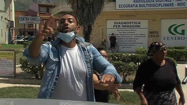 Нелегалы устроили беспорядки из-за карантина Нелегалы устроили беспорядки из-за карантина