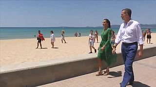 الملك الإسباني فيليبي السادس وزوجته أثناء زيارتهما إلى مايوركا - 2020/06/025