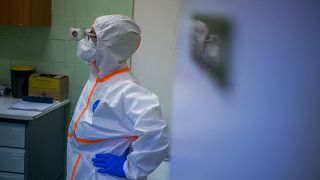 Ápolónő a koronavírussal fertőzött betegek fogadására kialakított osztályon a fővárosi Szent János Kórházban