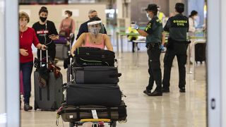 Pasajeros con mascarillas llegan al aeropuerto internacional Adolfo Suárez-Barajas, en las afueras de Madrid, España, el domingo 21 de junio de 2020.