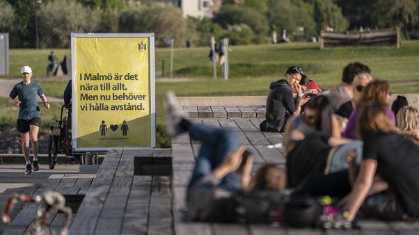 Giovani si godono il caldo nella città svedese di Malmo, 26 maggio 2020 Giovani si godono il caldo nella città svedese di Malmo, 26 maggio 2020