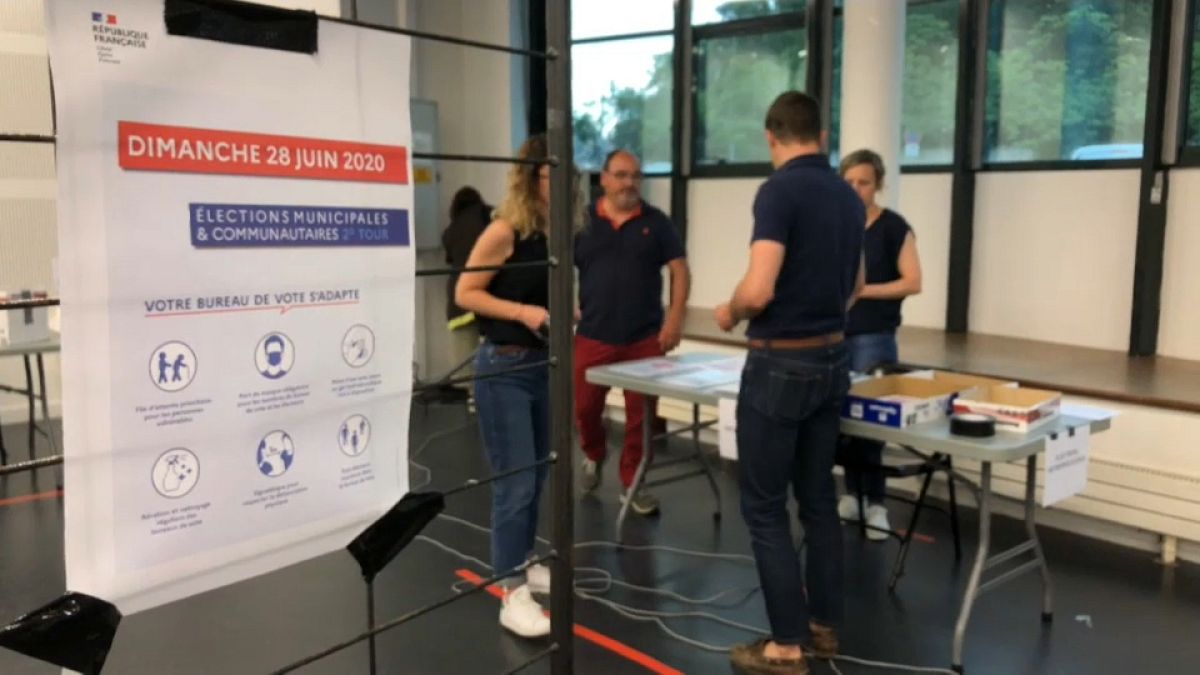 Un bureau de vote en cours de préparation à Saint-Genis-Laval (Rhône)
