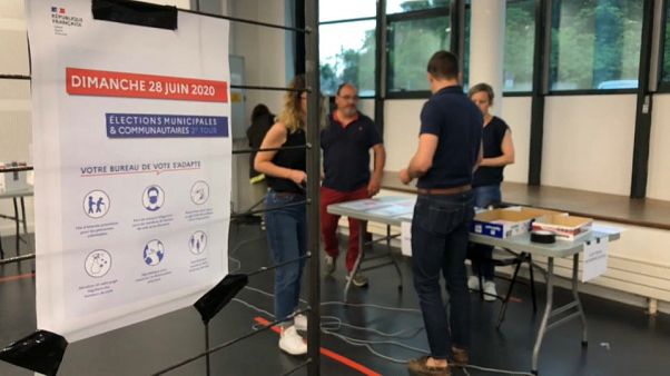 Un bureau de vote en cours de préparation à Saint-Genis-Laval (Rhône) Un bureau de vote en cours de préparation à Saint-Genis-Laval (Rhône)