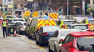 Ataque com faca mata três pessoas e fere outras seis em Glasgow