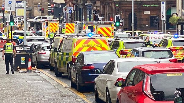 Ataque com faca mata três pessoas e fere outras seis em Glasgow Ataque com faca mata três pessoas e fere outras seis em Glasgow