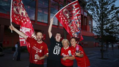 Liverpool celebra até de madrugada título de Campeão