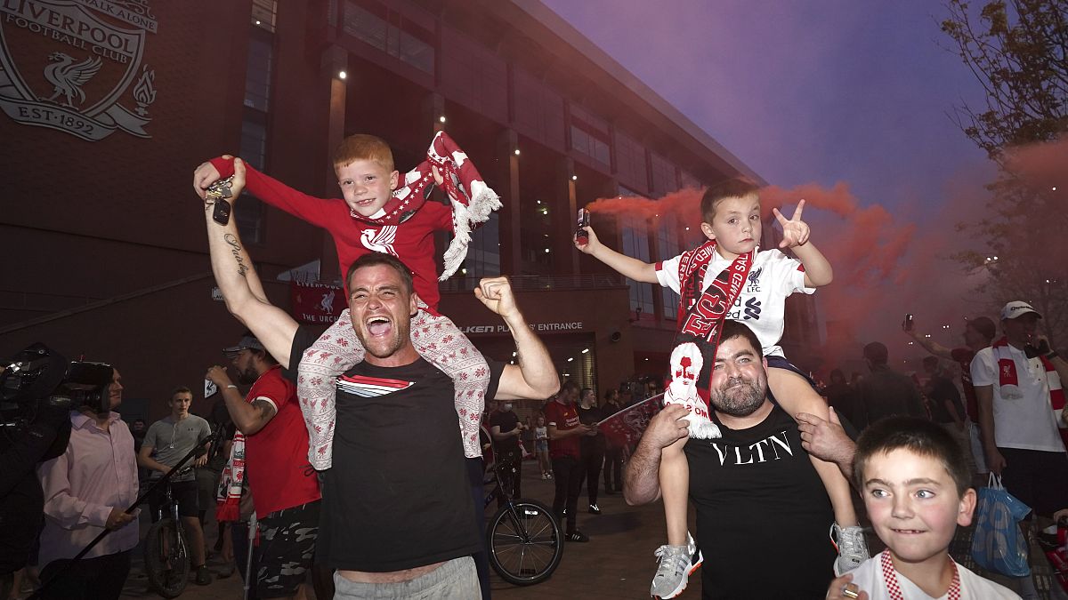 Fans des FC Liverpool feiern den Meistertitel