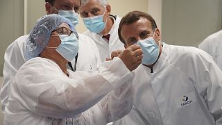 El presidente Emmanuel Macron visita un laboratorio de desarrollo industrial de vacunas de Sanofi, el 16 de junio de 2020.