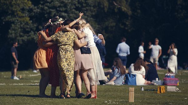 Celebraciones del "Midsommar" el solsticio de verano, el pasado día 19 en Suecia la inclusión del país en la lista es cuestionada por las autoridades. Celebraciones del "Midsommar" el solsticio de verano, el pasado día 19 en Suecia la inclusión del país en la lista es cuestionada por las autoridades.