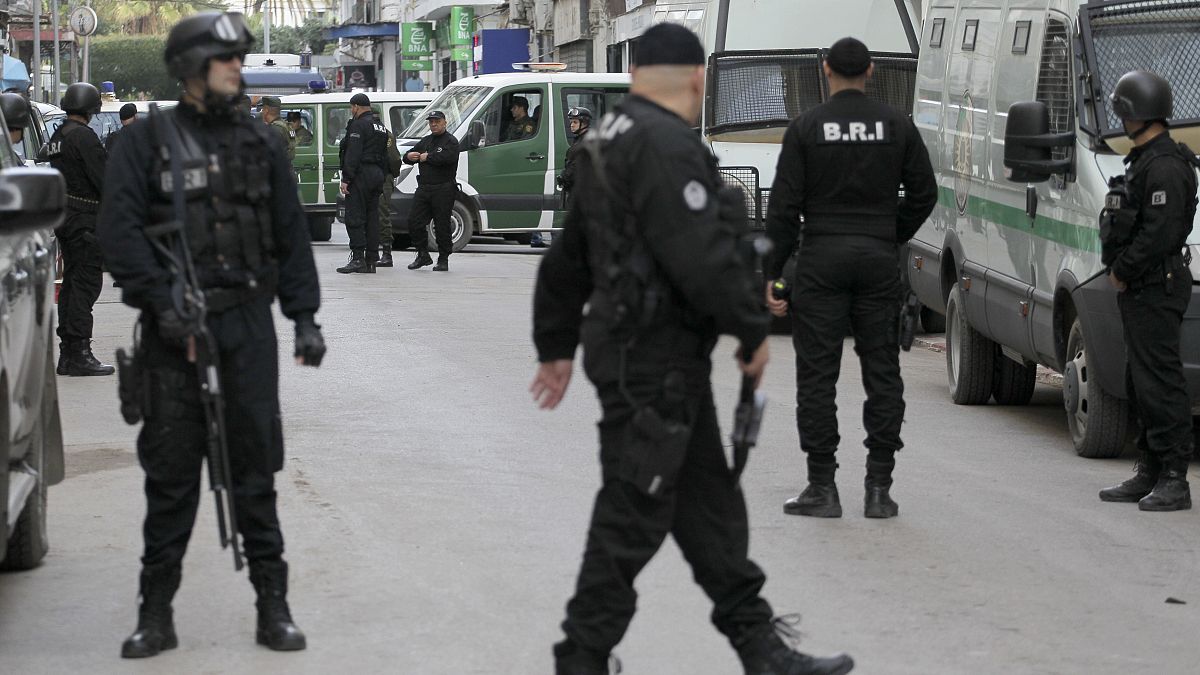 عناصر الشرطة امام إحدى المحاكم بالجزائر