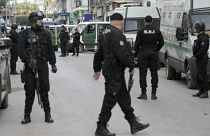 قوات الأمن الجزائرية تحرس قاعة محكمة في العاصمة الجزائر. 2019/12/24