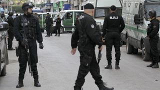 قوات الأمن الجزائرية تحرس قاعة محكمة في العاصمة الجزائر. 2019/12/24