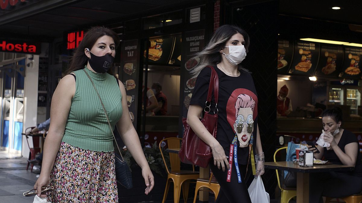 Koronavirüse karşı Ankara'da maskeleriyle yürüyen kadınlar 
