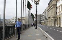 رجل يمشي في شارع مقفر من المارة في الجزائر العاصمة - 2020/05/24