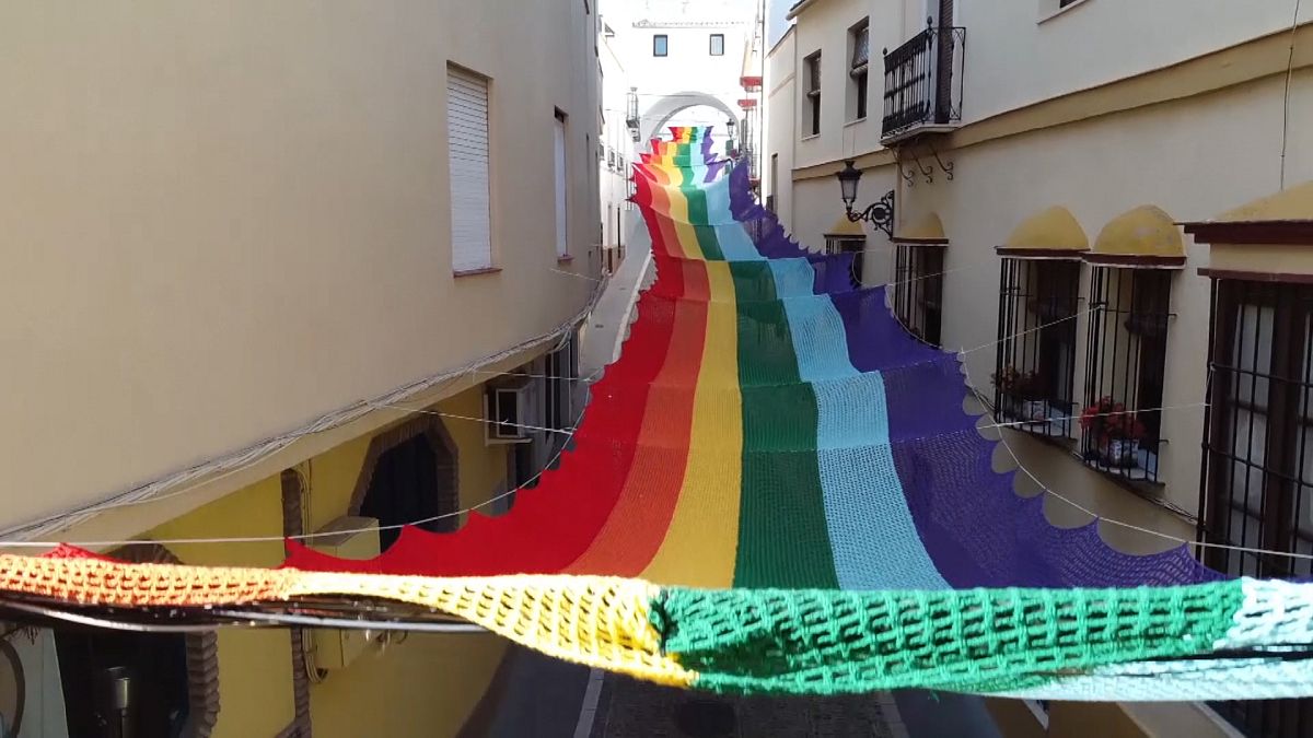 هنرمندان اسپانیا با قلاب و کاموا شهرشان را «رنگین کمانی» کردند