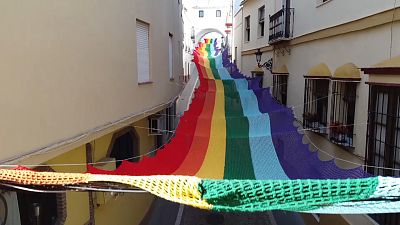 شاهد: علم عملاق لقوس قزح يزين شوارع إسبانية في الذكرى 50 لفخر المثليين
