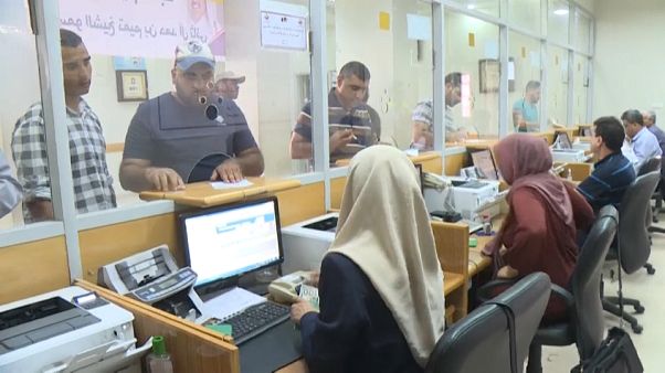 شاهد: بدء توزيع منحة مالية قطرية على مائة ألف أسرة فقيرة في قطاع غزة شاهد: بدء توزيع منحة مالية قطرية على مائة ألف أسرة فقيرة في قطاع غزة