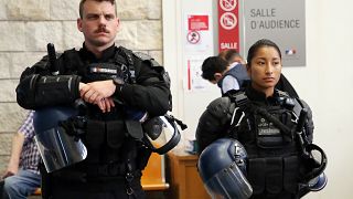 Mulheres manifestam-se em Paris a favor dos agentes da polícia