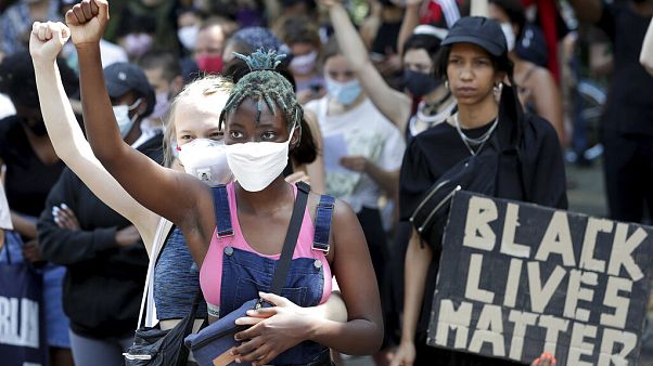 Deux jeunes femmes participent à un rassemblement contre le racisme à Berlin Deux jeunes femmes participent à un rassemblement contre le racisme à Berlin