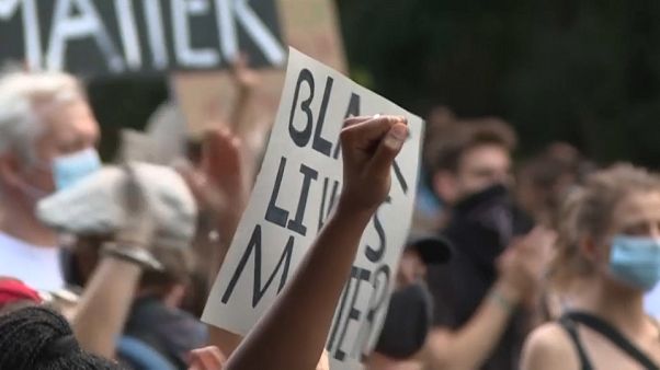 Tausende Menschen bei "Pride"-Kundgebung in Berlin Tausende Menschen bei "Pride"-Kundgebung in Berlin