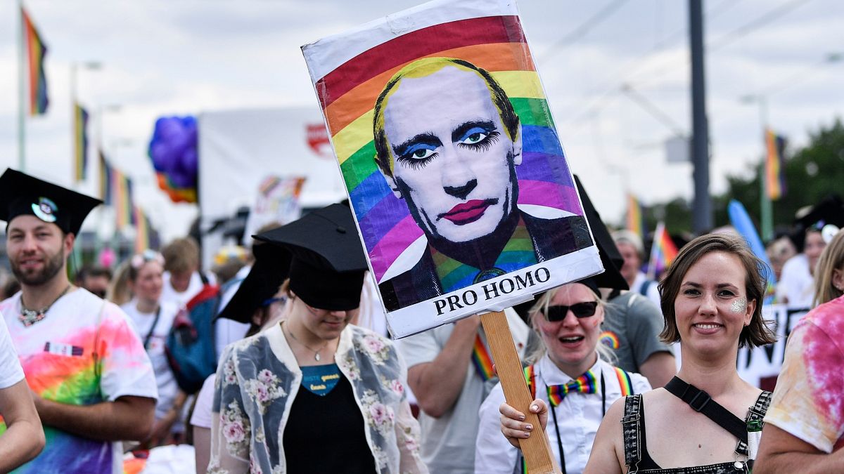 شعار علیه پوتین و ترامپ در رژهٔ دگرباشان در آلمان